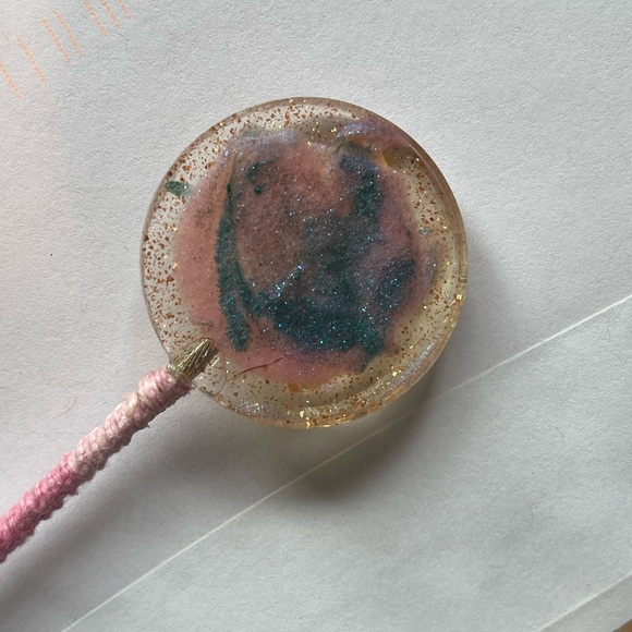 Botanical resin joint/roach clip with macrame covered post - flower PB1 - Picture 4 of 7